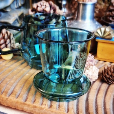 Tasse verre "Agapes phéniciennes" vert étang