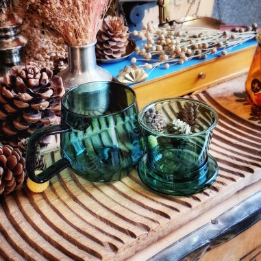 Tasse verre "Agapes phéniciennes" vert étang