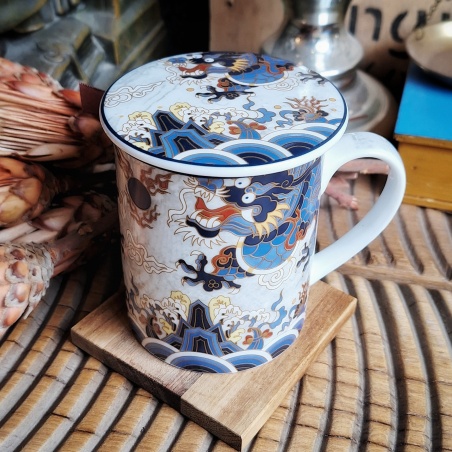 Tasse dragon bleu, couvercle et filtre intégré.
