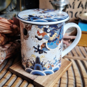Tasse dragon bleu, couvercle et filtre intégré. 2