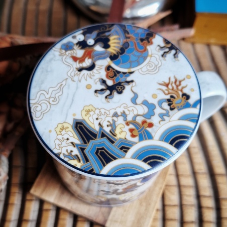 Tasse dragon bleu, couvercle et filtre intégré.