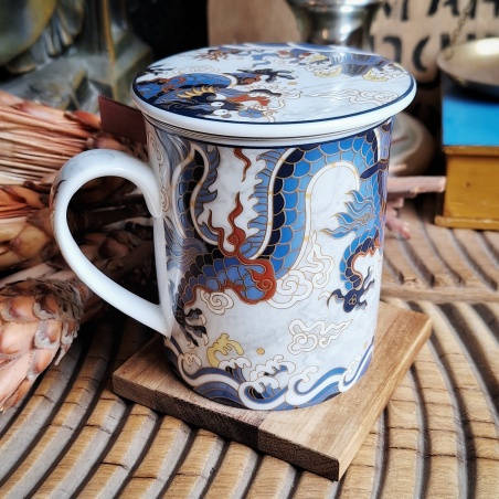 Tasse dragon bleu, couvercle et filtre intégré.