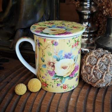 Tasse Garden-party (fond jaune), couvercle et filtre intégré.