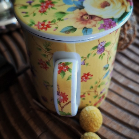 Tasse Garden-party (fond jaune), couvercle et filtre intégré.