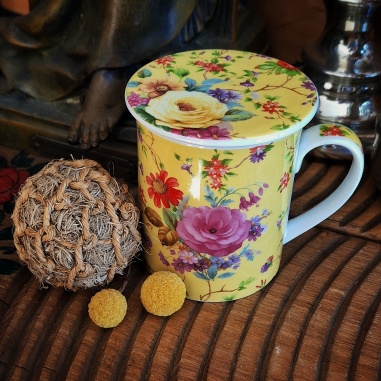 Tasse Garden-party (fond jaune), couvercle et filtre intégré.