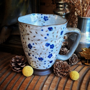 Tasse orient-extrême craquelée bleue.
