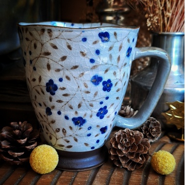 Tasse orient-extrême craquelée bleue.