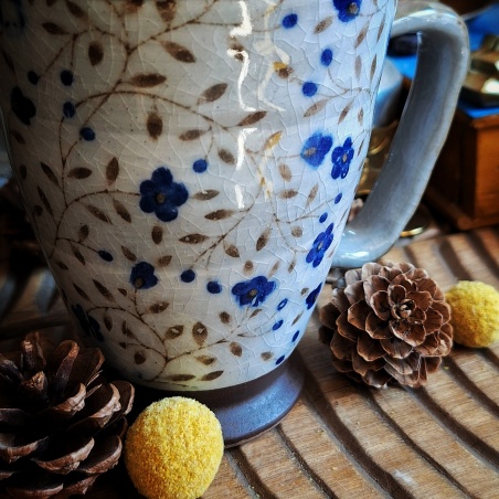 Tasse orient-extrême craquelée bleue.