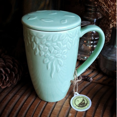 Tasse Madère vert menthe, couvercle et filtre intégré.