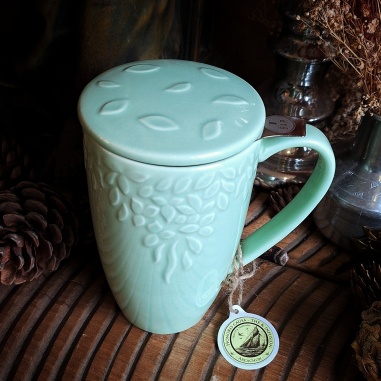 Tasse Madère vert menthe, couvercle et filtre intégré.