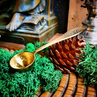 Mesure à thé Colchide métal aspect laiton