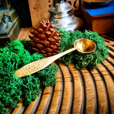 Mesure à thé Colchide métal aspect laiton