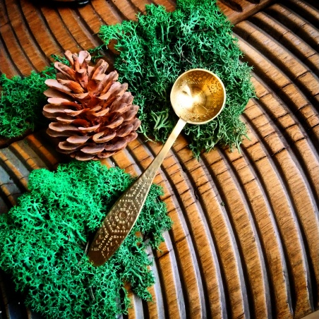 Mesure à thé Colchide métal aspect laiton