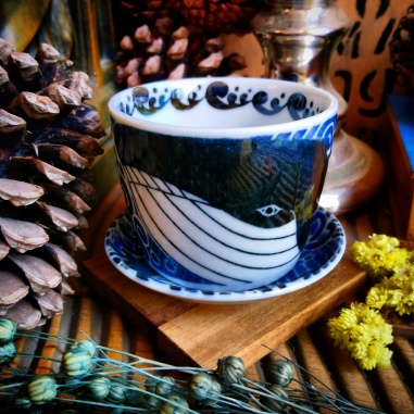 Tasse & ss-tasse kujira (la baleine), céramique émaillée.