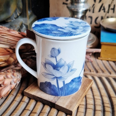 Tasse lotus bleus, couvercle et filtre intégré.