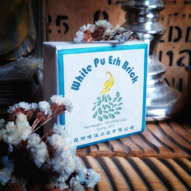 Pu'er blanc (sheng) Paon impérial, brique 100g Pu'er blanc (sheng) Paon impérial, brique 100g