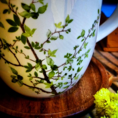 Tasse Aubépine, couvercle bois d'acacia. Tasse Aubépine, couvercle bois d'acacia.