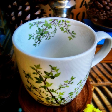 Tasse Aubépine, couvercle bois d'acacia. Tasse Aubépine, couvercle bois d'acacia.