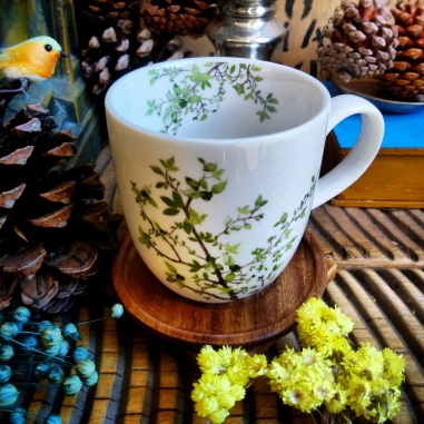 Tasse Aubépine, couvercle bois d'acacia. Tasse Aubépine, couvercle bois d'acacia.